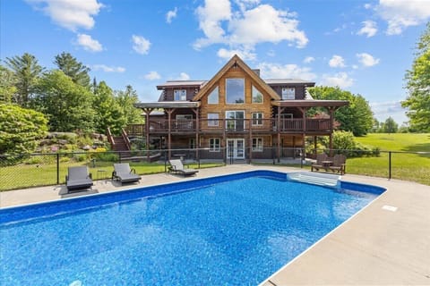 Three Peaks Retreat: Pool, Hot Tub & Fireplace (5885)
