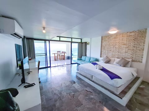 Deluxe Double Room | Desk, bed sheets