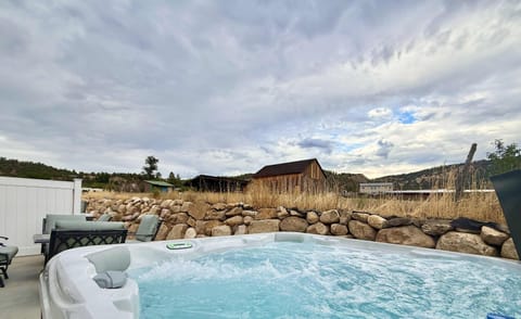 Each side of Glendale Getaway has it's own private patioi and private hot tub! Relax and unwind after a day exploring the nearby national parks with a soak in the hot tub while you enjoy incredible stargazing from Southern Utah's dark skies.