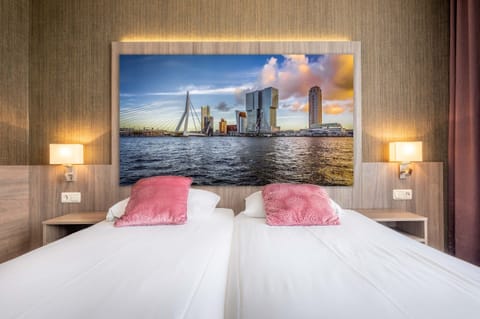 Standard Twin Room | Minibar, in-room safe, desk, laptop workspace