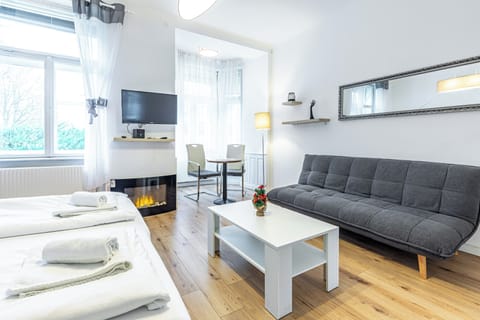 Comfort House, 2 Bedrooms, Balcony, City View | Hypo-allergenic bedding, soundproofing, free WiFi, bed sheets