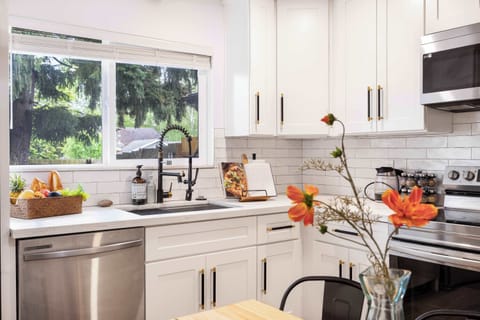 The kitchen is brand new! This is for you, chef!