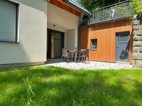 Cottage, Backyard, Garden, Wood Stain, Hardwood, Shade, Yard, Siding, Landscaping, Courtyard