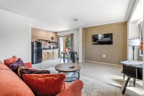 Suite | Desk, laptop workspace, free WiFi