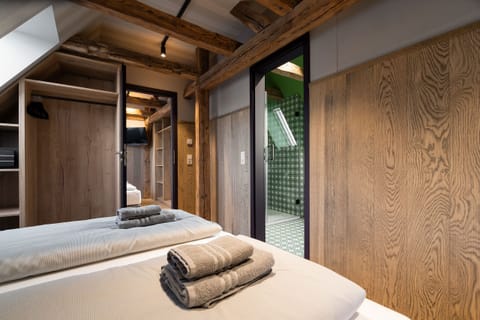 Room 7 | In-room safe, blackout drapes, soundproofing, free WiFi
