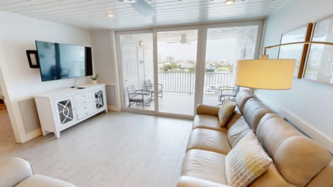 Condo, 2 Bedrooms | Living area