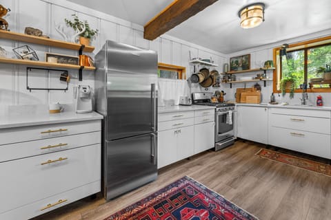 Kitchen - Fully Stocked Kitchen
Pots/Pans
Silverware
Toaster
Blender
Microwave
Rice Cooker
Slow Cooker
Keurig