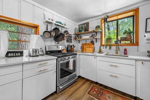 Kitchen - Fully Stocked Kitchen
Pots/Pans
Silverware
Toaster
Blender
Microwave
Rice Cooker
Slow Cooker
Keurig