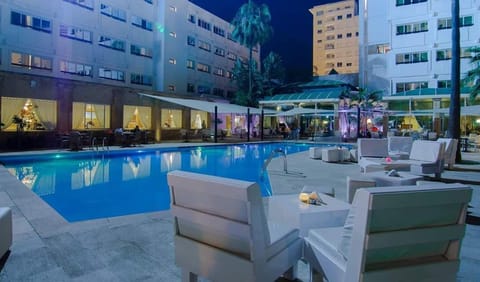 Outdoor pool, pool umbrellas, sun loungers