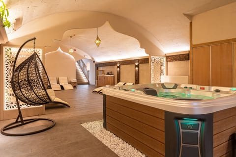 Indoor spa tub