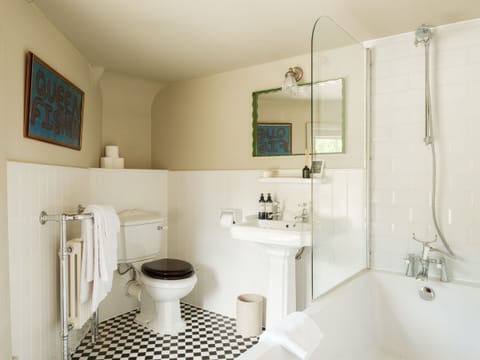 Triple Room | Bathroom | Hair dryer, towels, soap, shampoo