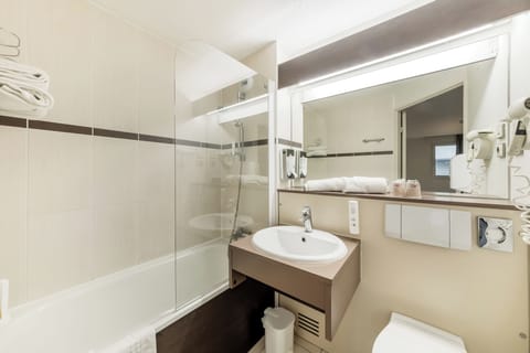 Triple Room, 1 double bed and 1 twin bed | Bathroom | Bathtub, deep soaking tub, eco-friendly toiletries, towels
