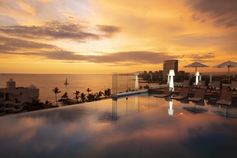 2 outdoor pools, free cabanas, pool umbrellas