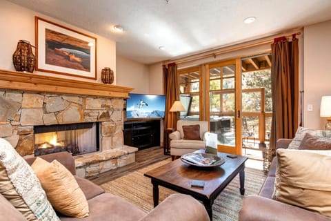 Condo (6 Bedrooms) | Living room | TV