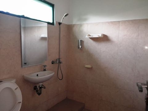 Shower, rainfall showerhead, free toiletries, towels