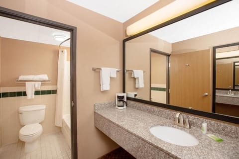 Deluxe Single Room | Bathroom | Free toiletries, hair dryer, towels, soap