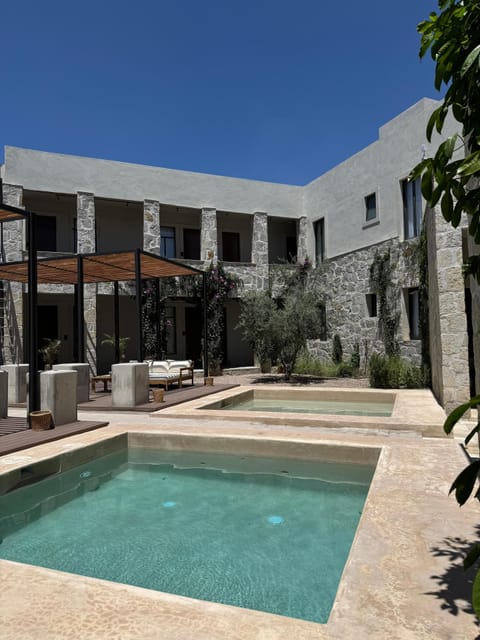 2 outdoor pools