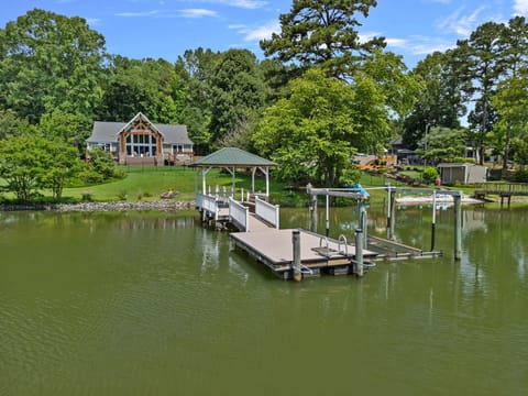 Cast Away your lovely Lake Norman retreat.