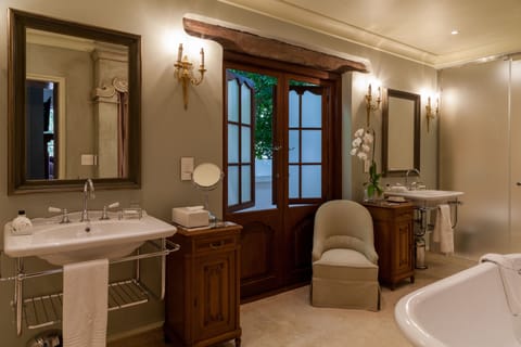 Luxury Room | Bathroom | Separate tub and shower, rainfall showerhead, free toiletries