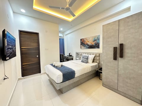 Standard Single Room, 1 Twin Bed | Premium bedding, minibar, desk, laptop workspace