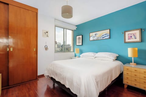Habitación principal con gran iluminación. Cuenta con cama queen, y armario 