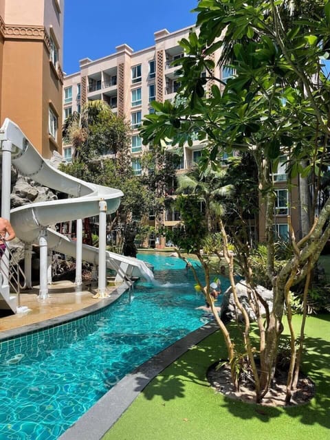 2 outdoor pools