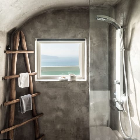 Executive Loft, Hot Tub, Sea View | Bathroom | Shower, free toiletries, hair dryer, bathrobes
