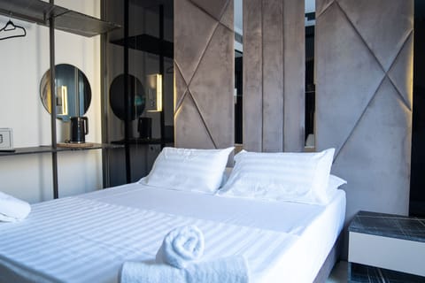 Studio Suite | Desk, free WiFi, bed sheets