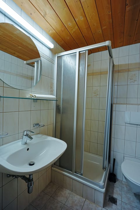 Comfort Double or Twin Room, Balcony | Bathroom | Hair dryer, towels, soap, shampoo