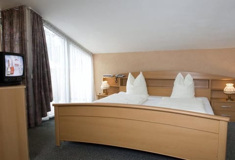 Standard Double or Twin Room | In-room safe, desk, free WiFi