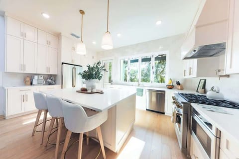 A chef’s dream kitchen  Featuring a spacious island, premium appliances, and abundant natural light—this bright, modern space is perfect for cooking, snacking, or sipping morning coffee with a view.