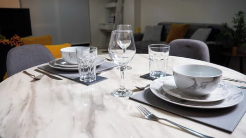 Comfort Condo, 1 Bedroom, Balcony, City View | In-room dining