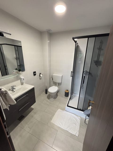 Deluxe Double room with King size bed, Garden View (1) | Bathroom