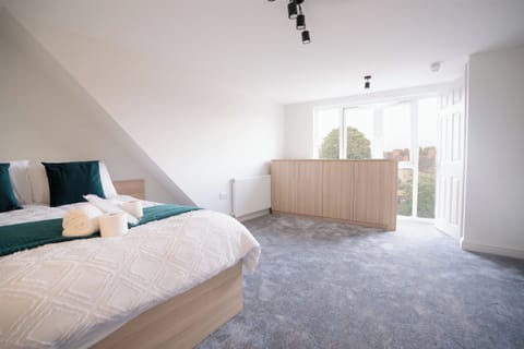 5 bedrooms, iron/ironing board, free WiFi, bed sheets