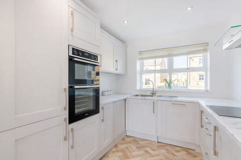 Spacious Modern Home Sleeps 8 | Garden & Free Parking | North Yorkshire House in Borough of Harrogate
