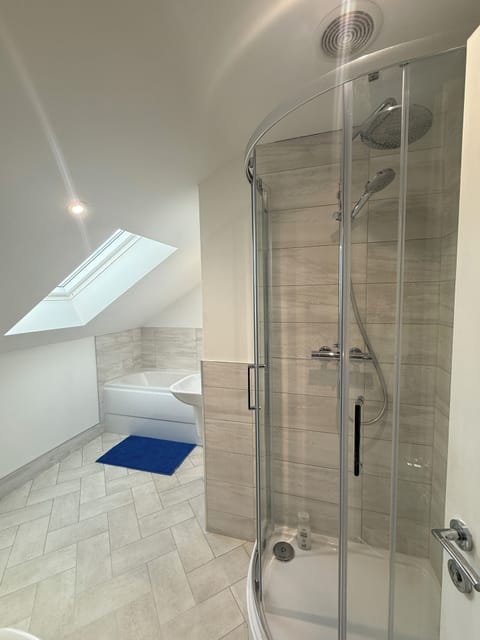 Spacious Modern Home Sleeps 8 | Garden & Free Parking | North Yorkshire House in Borough of Harrogate