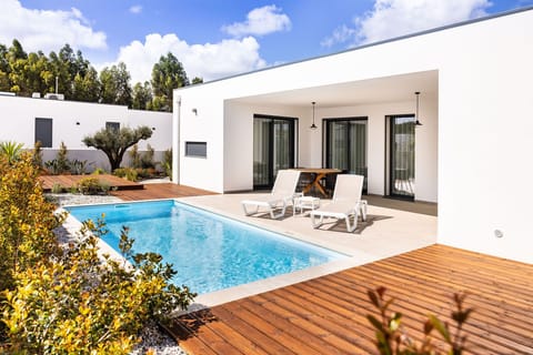 Enjoy a relaxing stay at Vale Paraíso Villa, with a private pool, family-friendly comfort, and easy access to the beaches of São Martinho do Porto - BY SCH