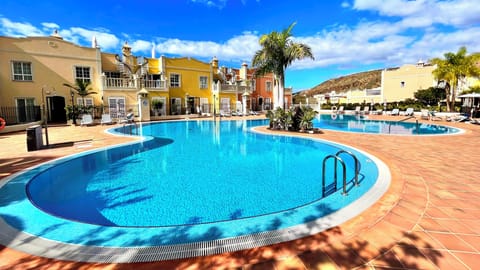 Las mariposas pool 16x9