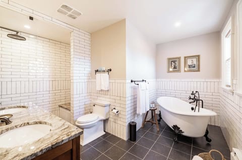 Deluxe Studio Suite | Bathroom