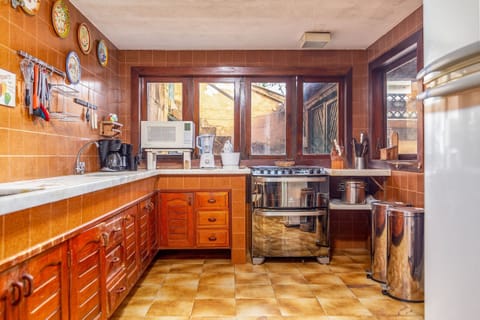 Deluxe Villa | Private kitchen | Fridge, microwave, coffee/tea maker, cookware/dishes/utensils