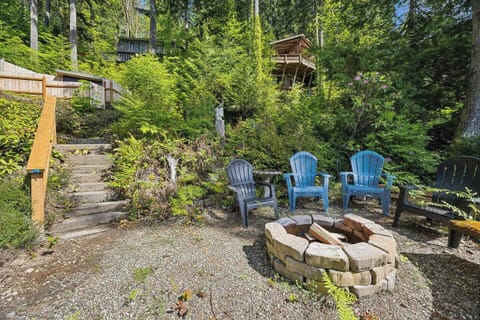 Enjoy the lakeside firepit for evening conversations (Mind all burn bans).