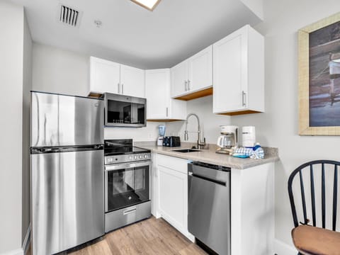 Studio, 1 King Bed (Majestic Beach Towers 1-1909) | Private kitchen | Oven, toaster, cookware/dishes/utensils