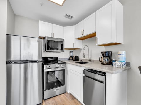 Studio, 1 King Bed (Majestic Beach Towers 1-1509) | Private kitchen | Oven, toaster