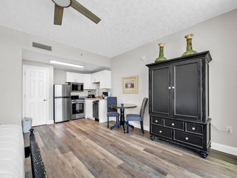 Studio, 1 King Bed (Majestic Beach Towers 1-1509) | Interior