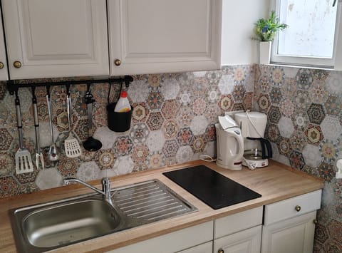 Studio (Studio Apartment with Balcony and Sea) | Private kitchen | Fridge