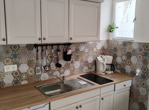 Studio (Studio Apartment with Balcony and Sea) | Private kitchen | Fridge