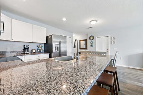 House, Multiple Beds, Kitchen, Garden View (Ocean Blue Haven) | Private kitchen | Fridge, microwave, oven, stovetop