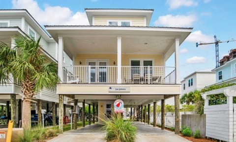 Welcome to Jus Jammin — your perfect coastal getaway where relaxation meets style. 🌴☀️🏡 #BeachVibes #CoastalLiving #VacationModeOn