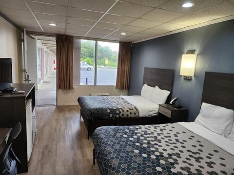 Classic Double Room | Desk, laptop workspace, blackout drapes, iron/ironing board