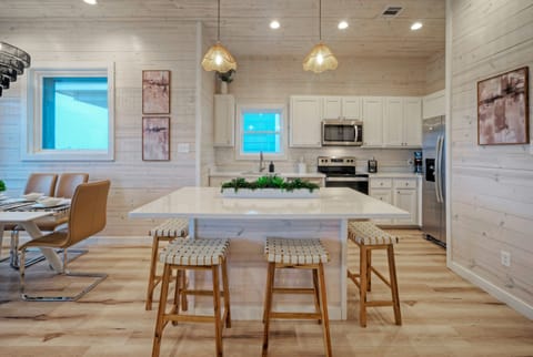 Enjoy casual dining at the kitchen counter.